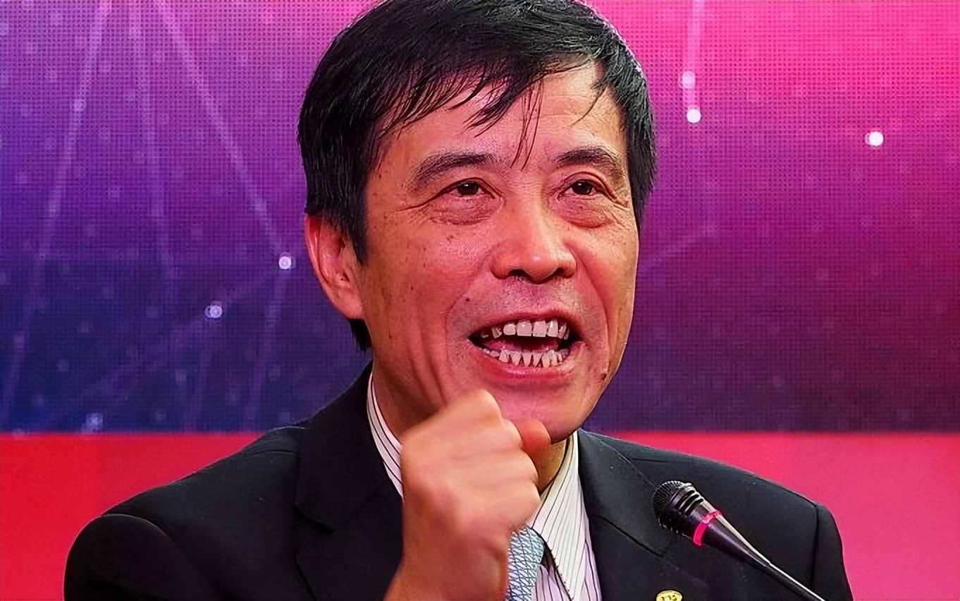 中超主帅为保级公开炮轰足协,中超赛场球迷狂骂足协