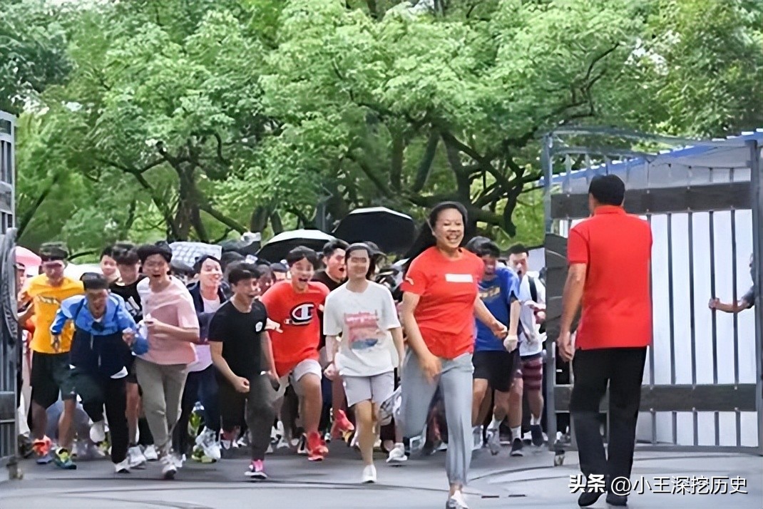 2020年高考长沙女生一字马,2020高考第一个出来的女孩一字马