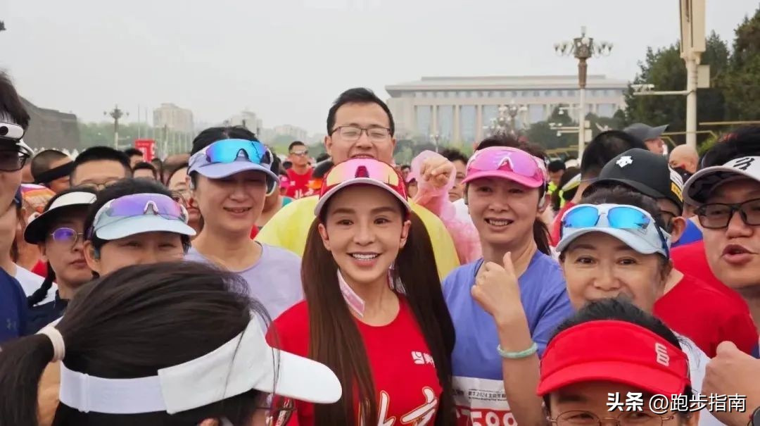 朱迅说跑马拉松的人都是有故事的,50岁朱迅带伤参加马拉松