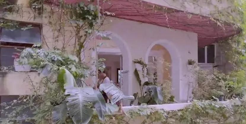 52岁演少女,借拍戏之名行咸猪手,影视圈这些畸形现象,该改改了