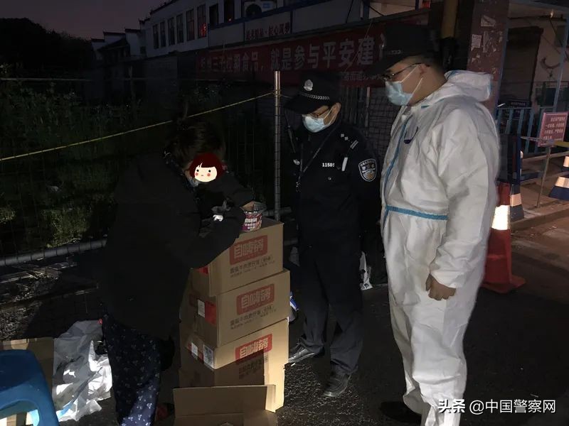 热心群众送物资警民一心同抗疫,抗疫一线党旗红勠力同心战疫情