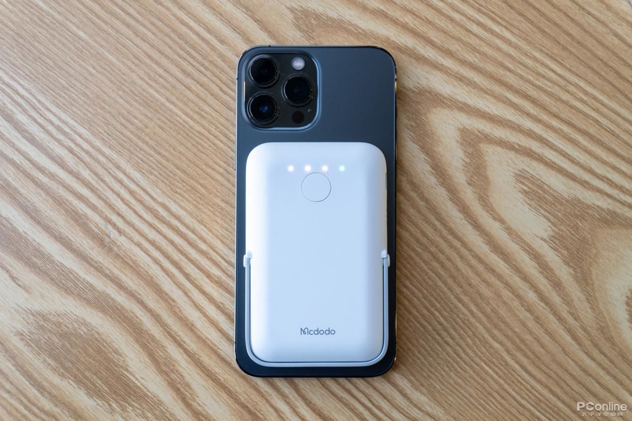 苹果透明探索版无线充电宝评测,网易无线充电宝vs麦多多