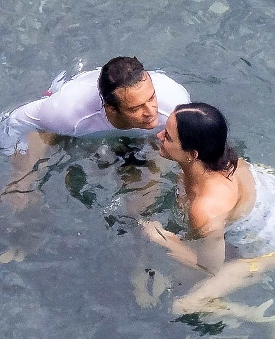 精灵王子一家三口海中嬉戏！34岁水果姐穿泳衣肚腩好真实，胖嘟嘟