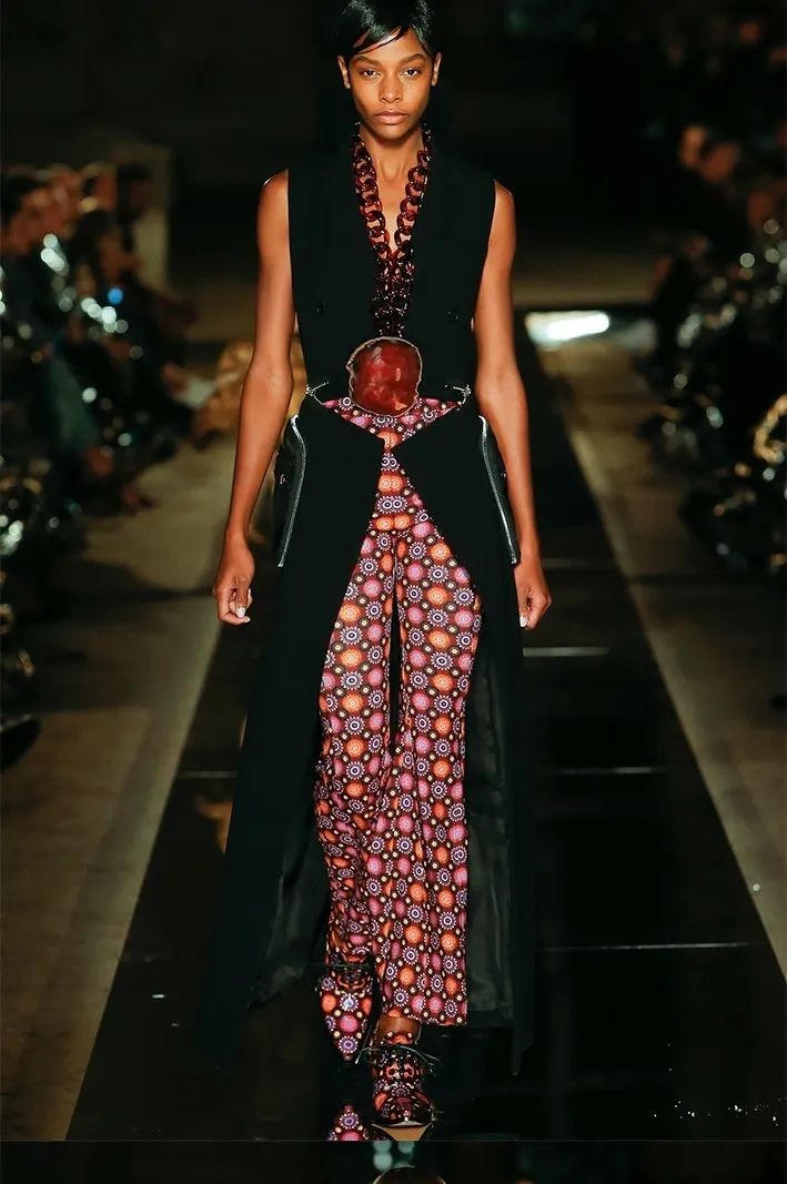 看完了Chanel富贵儿玳瑁，我默默放下了手中的皮质金链...