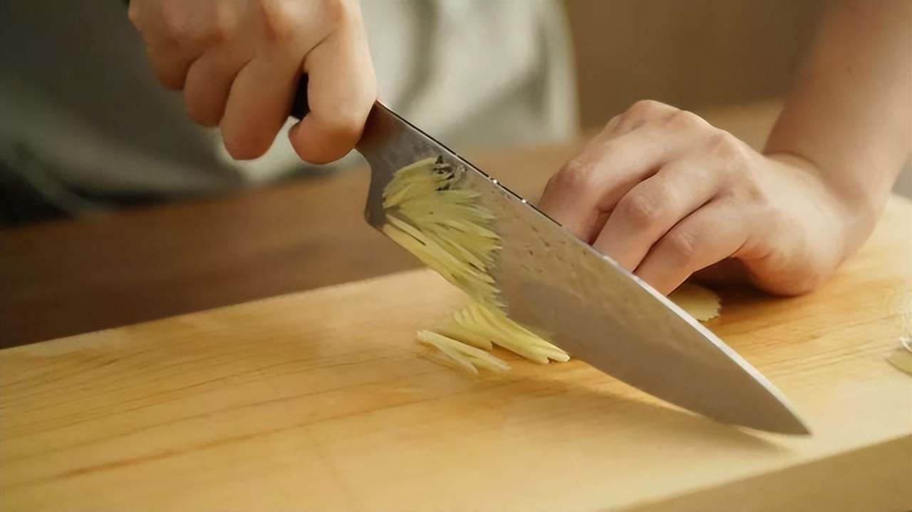 国外能拍蒜的菜刀,为什么现在的菜刀都用不锈钢