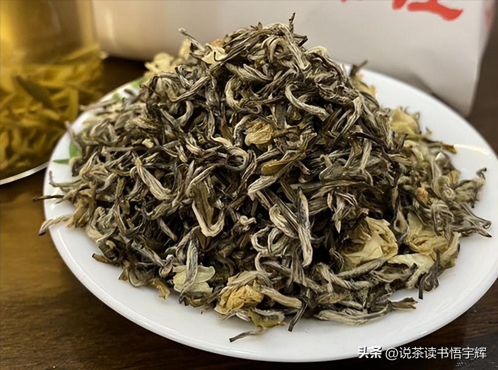 老北京人拿玻璃杯冲泡茉莉花茶,老北京喝茉莉花茶