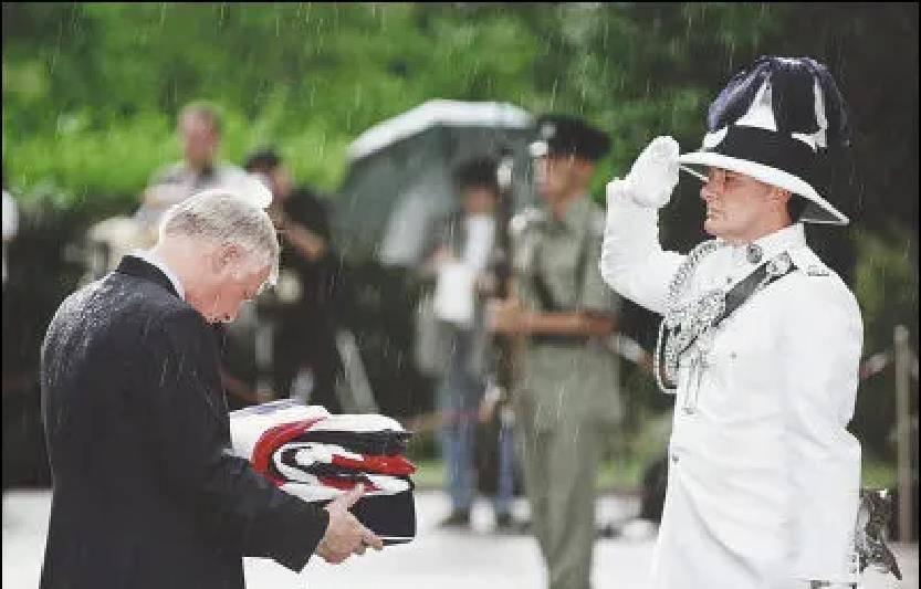 英国人不解：为何将香港归还中国？2000年英上将一句话道出真相