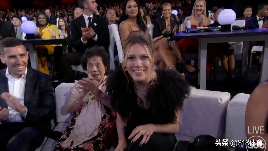 孝顺!谷爱凌美国体坛奥斯卡获奖,致谢86岁奶奶和母亲,秀一波中文