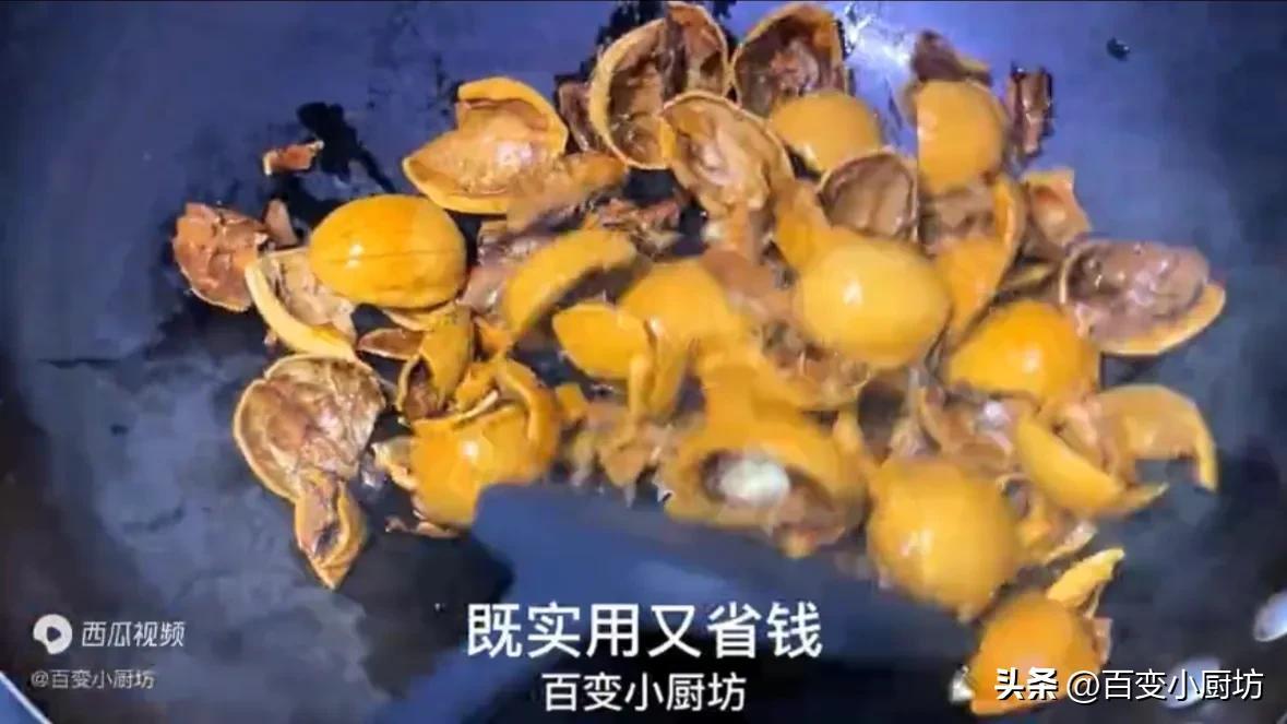 炒核桃带壳泡水的正确做法,把核桃放进滚烫油锅里