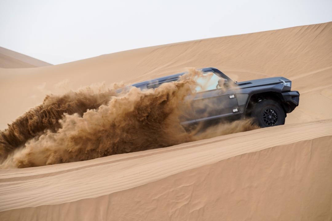 猛士917直拨天坑,东风猛士爬天坑