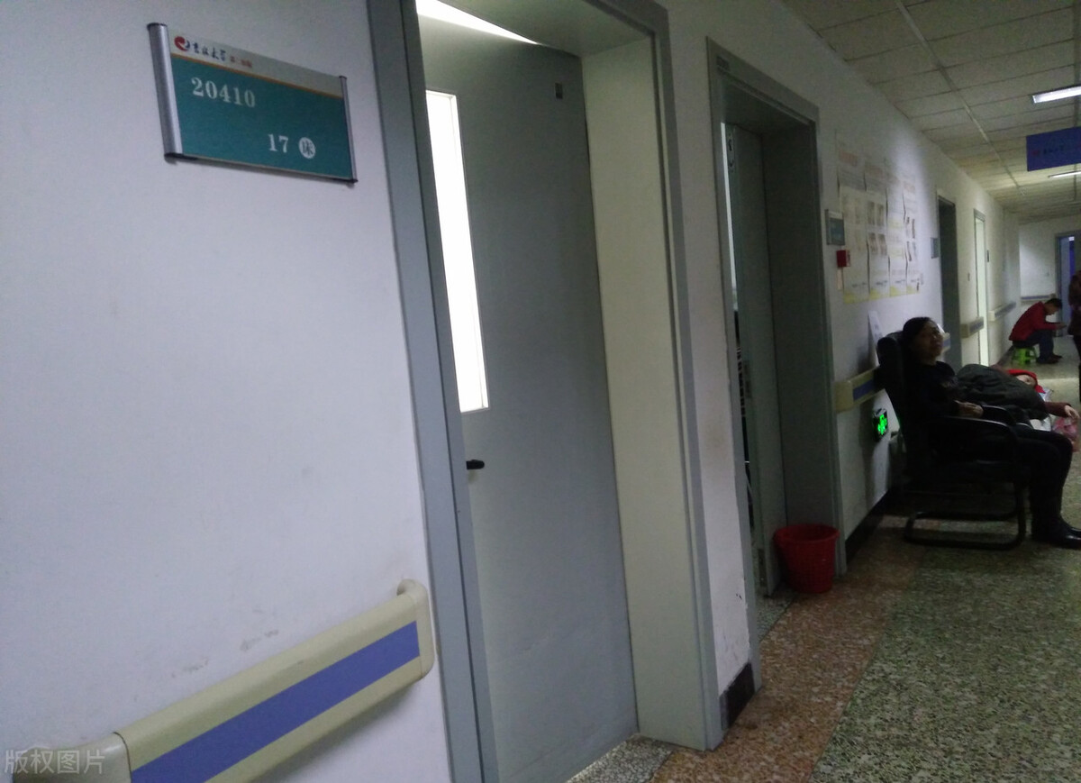 30岁女模特试管生下混血三胞胎,30岁模特妈妈生三个混血宝宝