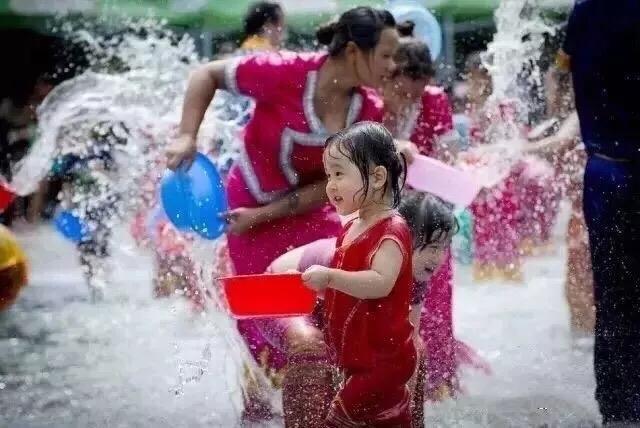 2010西双版纳傣族万人泼水节,西双版纳万人泼水节狂欢