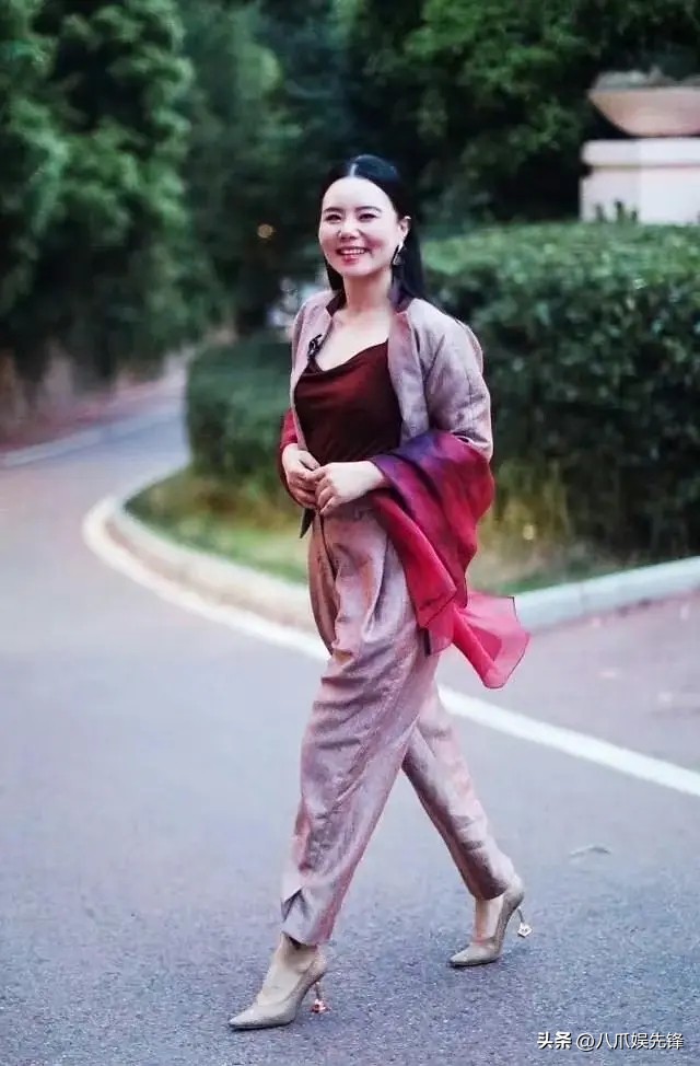 浪姐龚琳娜舞台,龚琳娜浪姐出场介绍