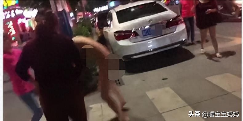 群殴小三，揪头发，强行拖拽至街上，