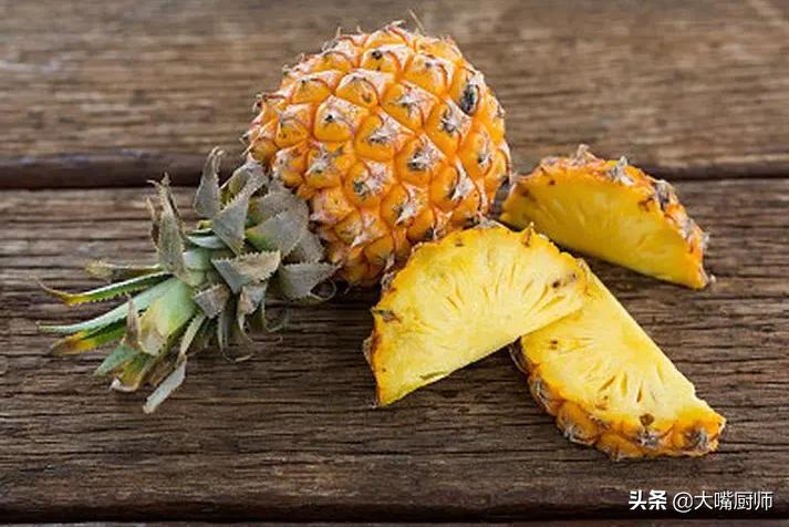 果农教你如何区分菠萝与凤梨,菠萝尝起来酸的还是甜的