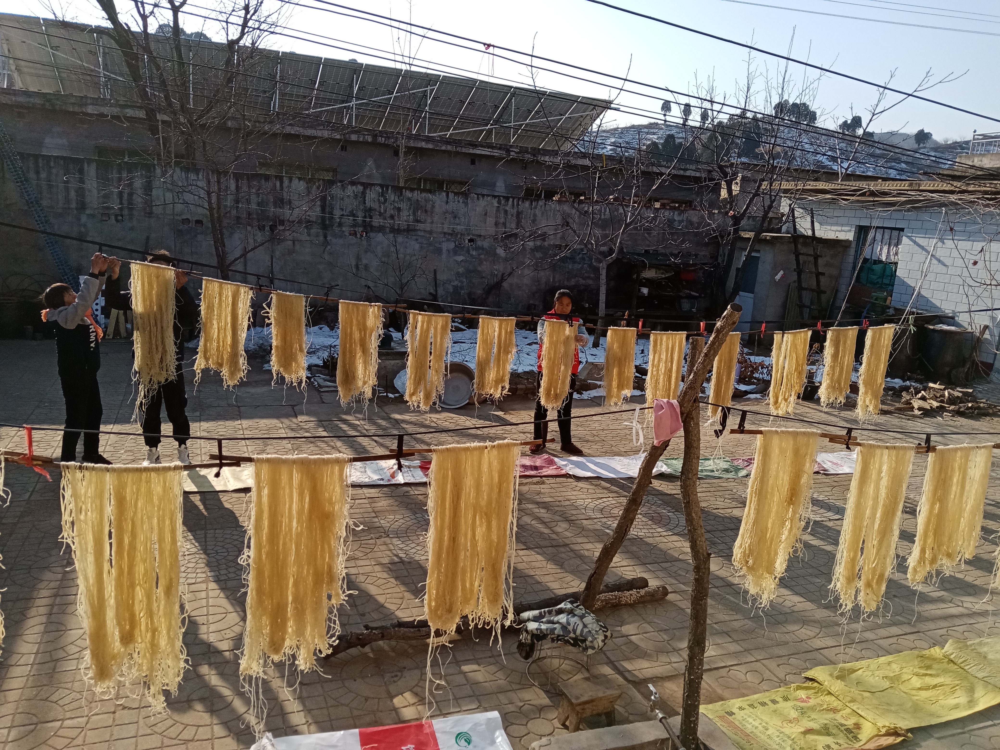 手工漏粉条的全过程,马沟传统手工油条