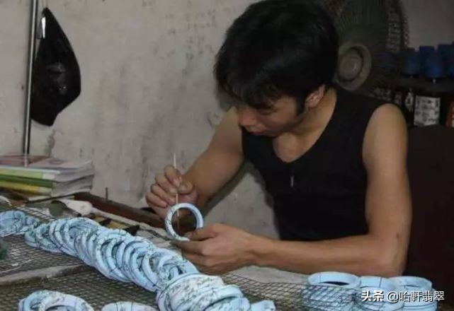 买了翡翠手镯的翠友,7万买的翡翠飘花手镯竟然只值8千