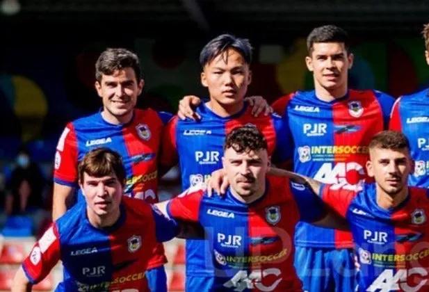 留洋小将秀身材，肌肉线条明晰，比国足大肚腩强多了