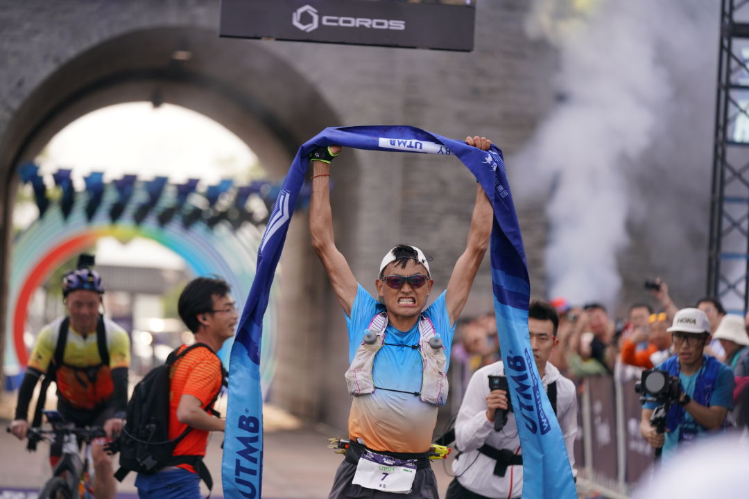 从阿尔卑斯山脉滑雪下来,从阿尔卑斯山飞下去