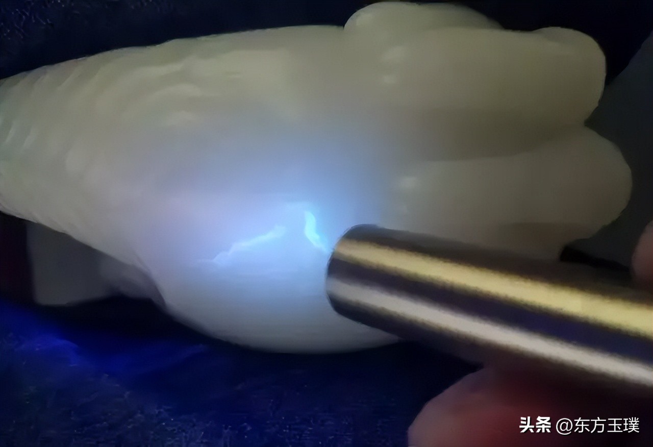 怎样辨别翡翠玉的真假和好坏,用灯照玉怎么鉴别真假