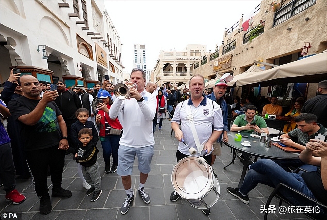 法国大战英格兰球迷,英格兰和法国球迷为主队加油助威