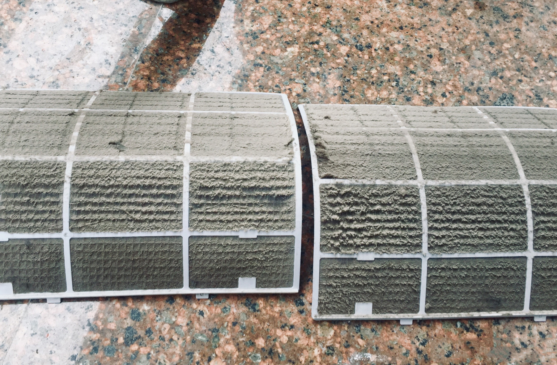 空调漏水维修师傅,空调漏水找师傅来修两百块钱