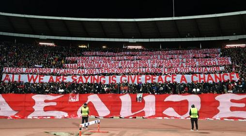 塞尔维亚球迷高举横幅讽刺美国,塞尔维亚球迷举横幅列美国侵略史