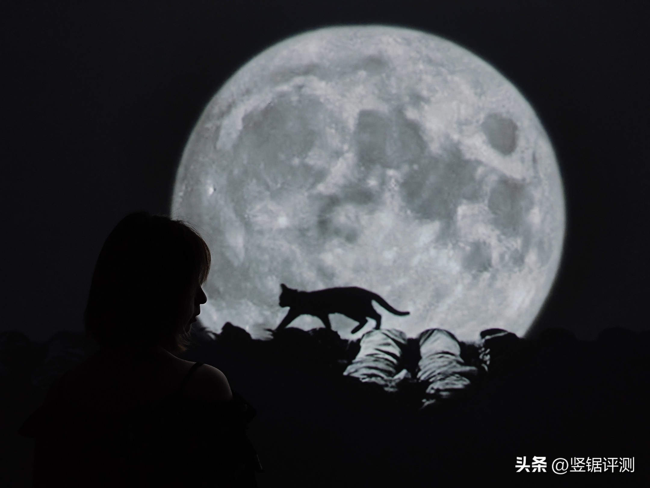 能将空墙变成“百英寸电视”？慧示全能投PLUSH3超短焦投影仪评测