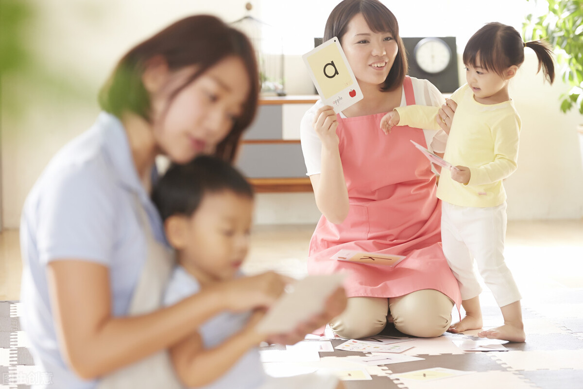 小班第一天入园怎么吸引小朋友们,小班新生入园哭闹老师如何解决