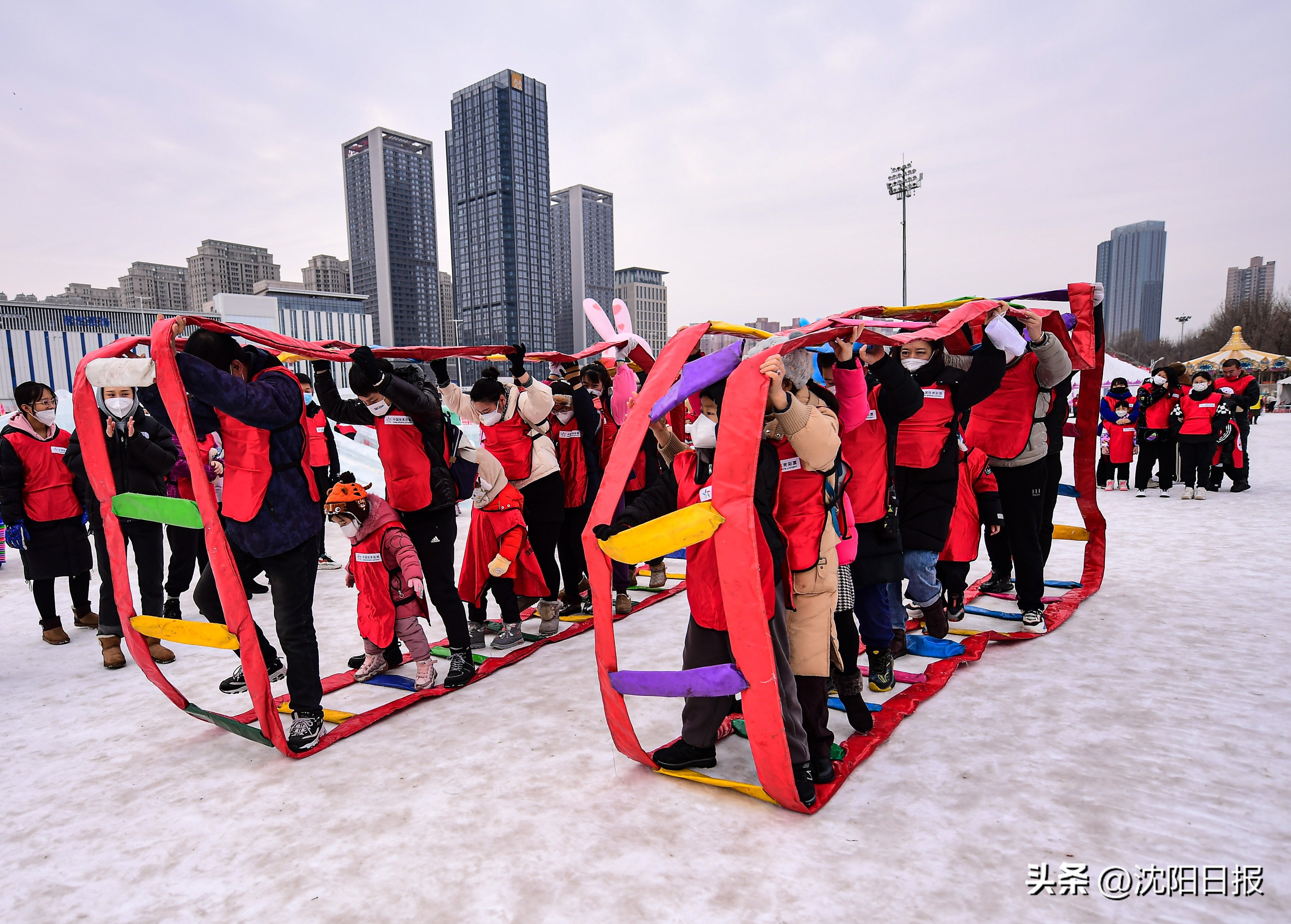 孩子们雪中撒欢,小孩子们在雪地里疯狂撒欢