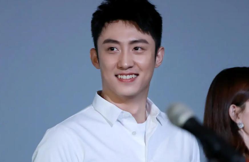 娱乐圈女星龅牙露一颗牙,娱乐圈的假牙女星