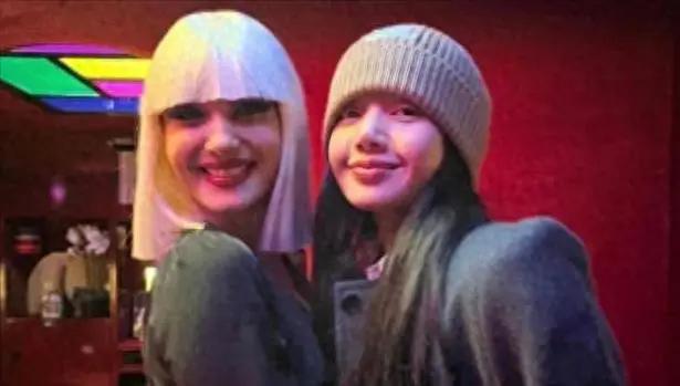 Lisa操作再引热议！晒大尺度照片、妆容变回泰妹，粉丝心疼其