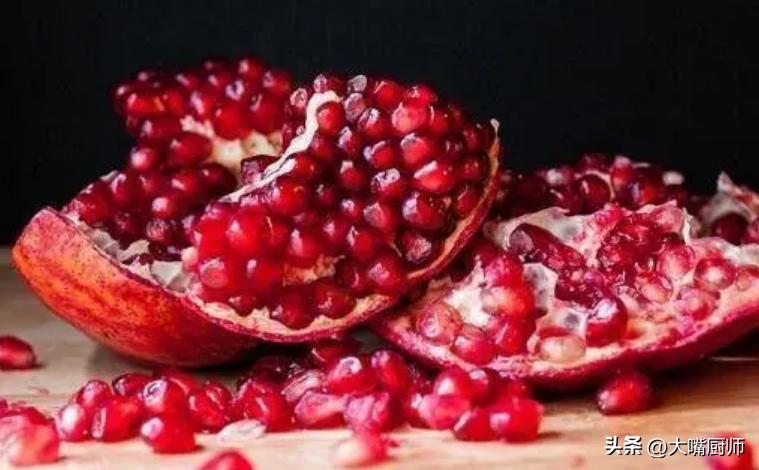 才知道，剥石榴真简单，上锅蒸一蒸，不脏手不流汁，早知道早受益
