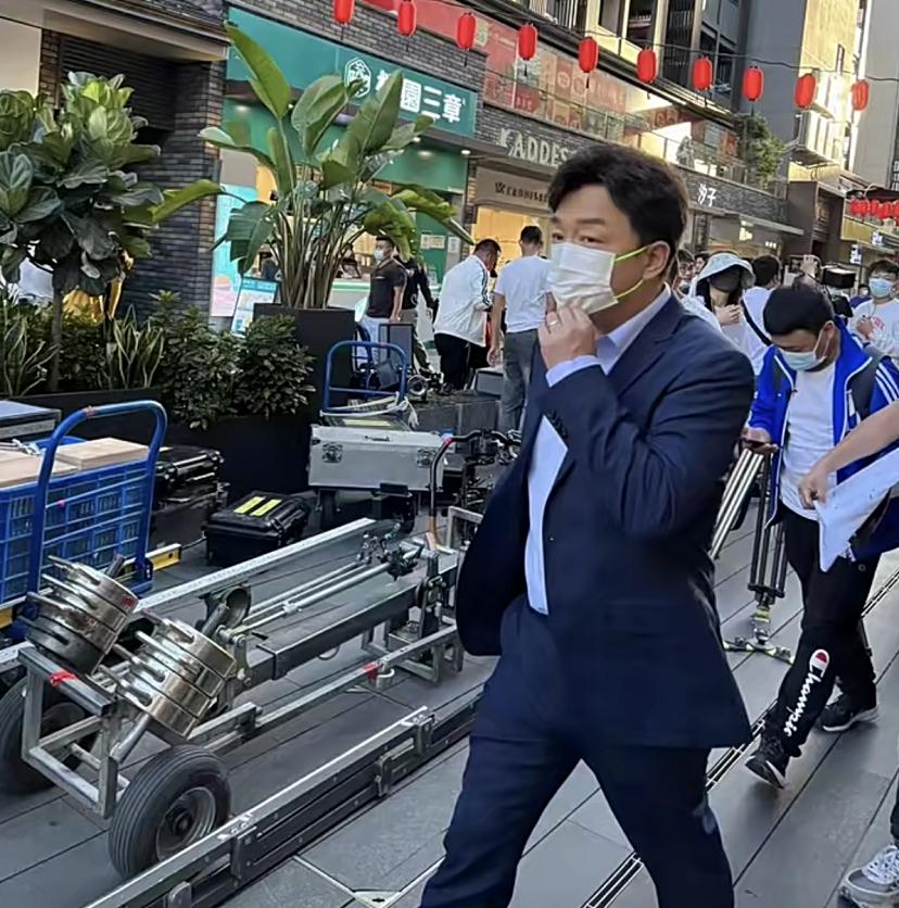 黄渤穿西装帅照,黄渤参加蹭饭真人秀