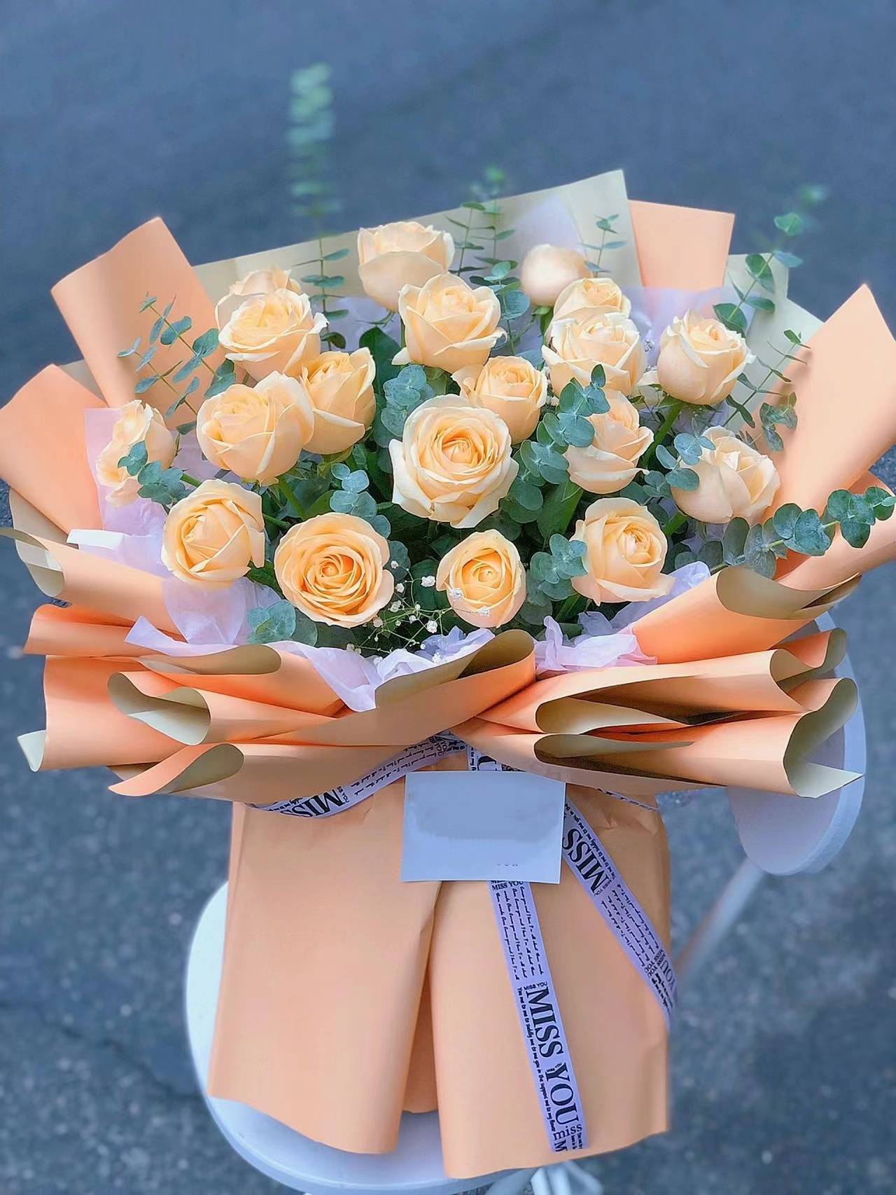 用新鲜的玫瑰花给妈妈做礼物,怎么送鲜花给女朋友比较浪漫