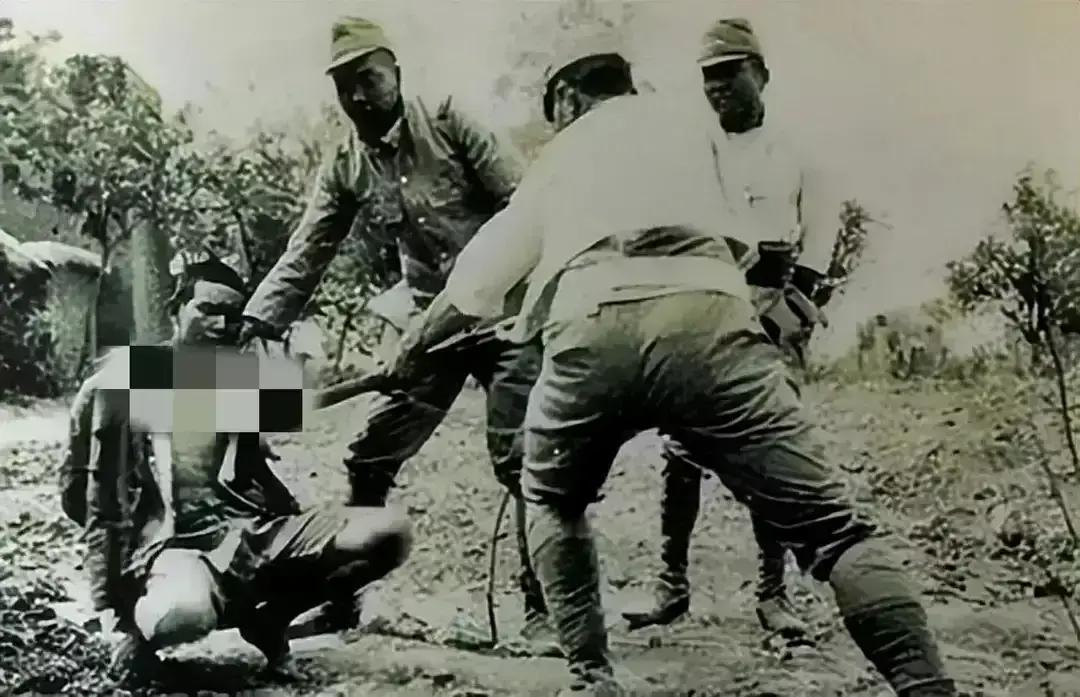 日军抽打伪军,日寇残忍的暴行