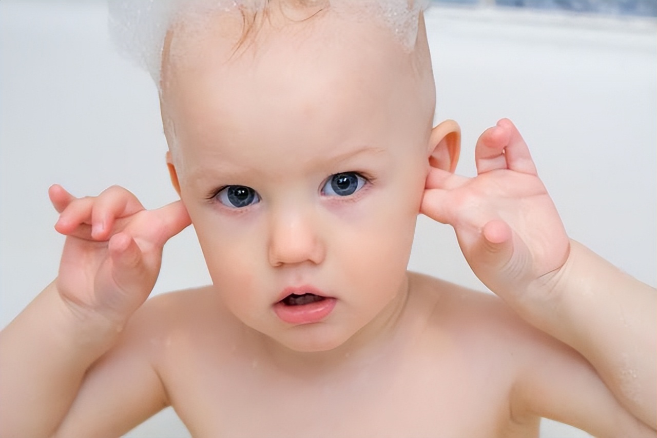 10个月宝宝老是抓耳朵怎么回事,宝宝拼命抓耳朵身体发出求救信号