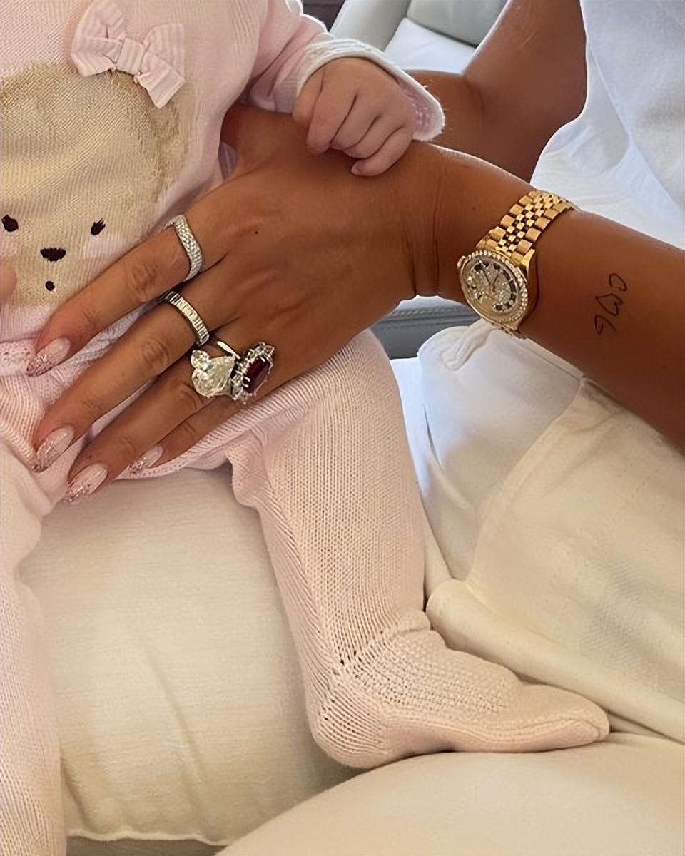 乔治娜身穿c罗的7号战袍,c罗官宣乔治娜为女友