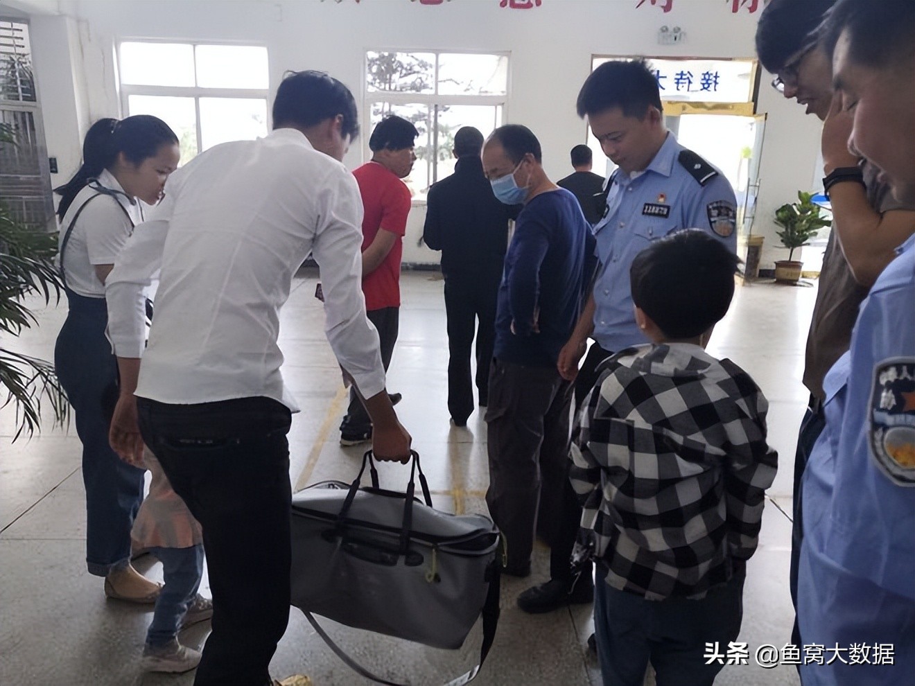 钓鱼钓到了娃娃鱼怎么办,野钓碰见黄色的娃娃鱼