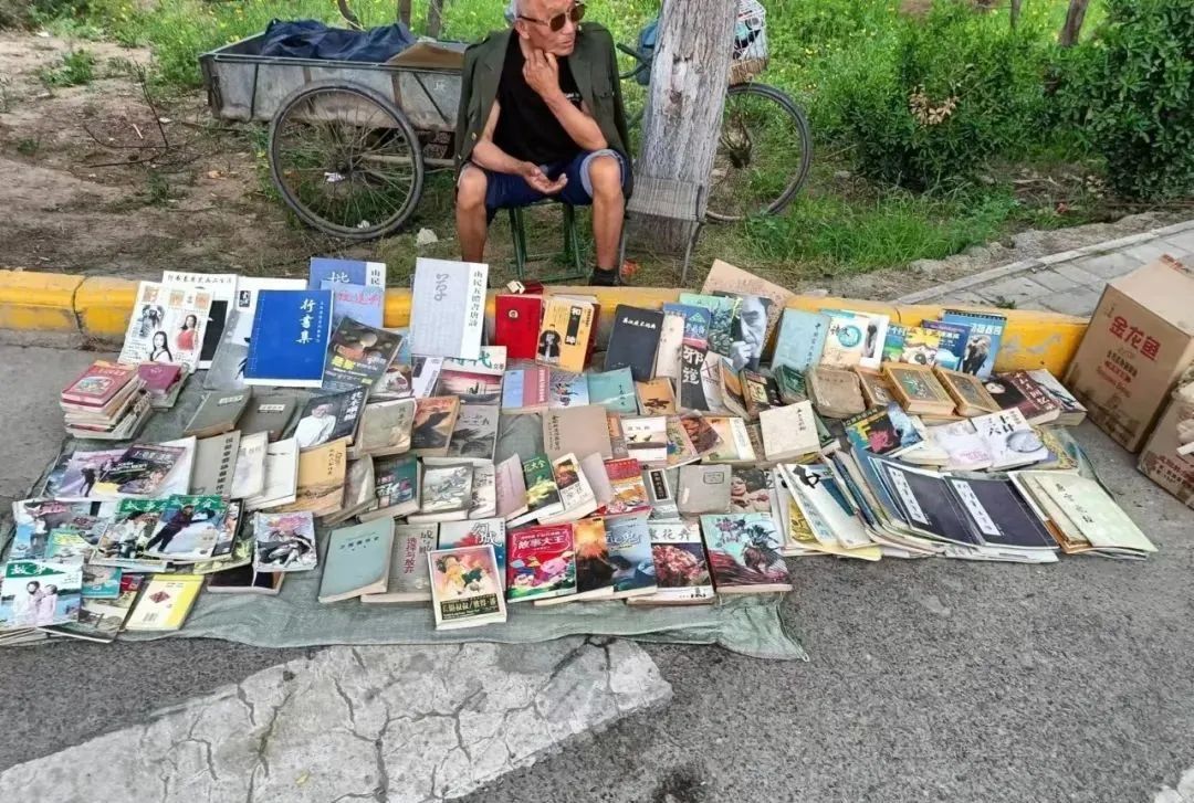 兴平马嵬路边的旧书摊勾起我的回忆...