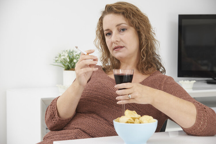 总是口渴喝水也不解渴是湿气重吗,湿气是怎么来的喝水过多就会湿