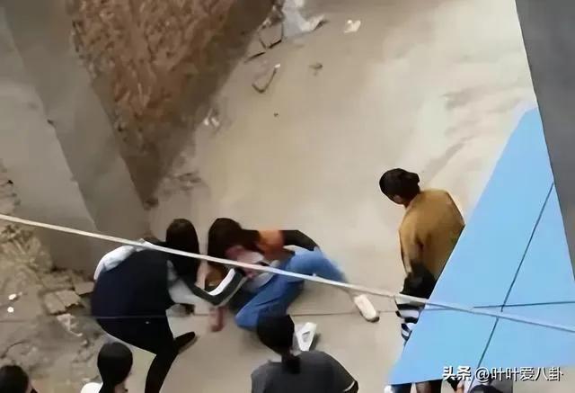 13岁女孩遭残忍施暴10小时,被扒光扔草地羞辱,家属收到被虐视频