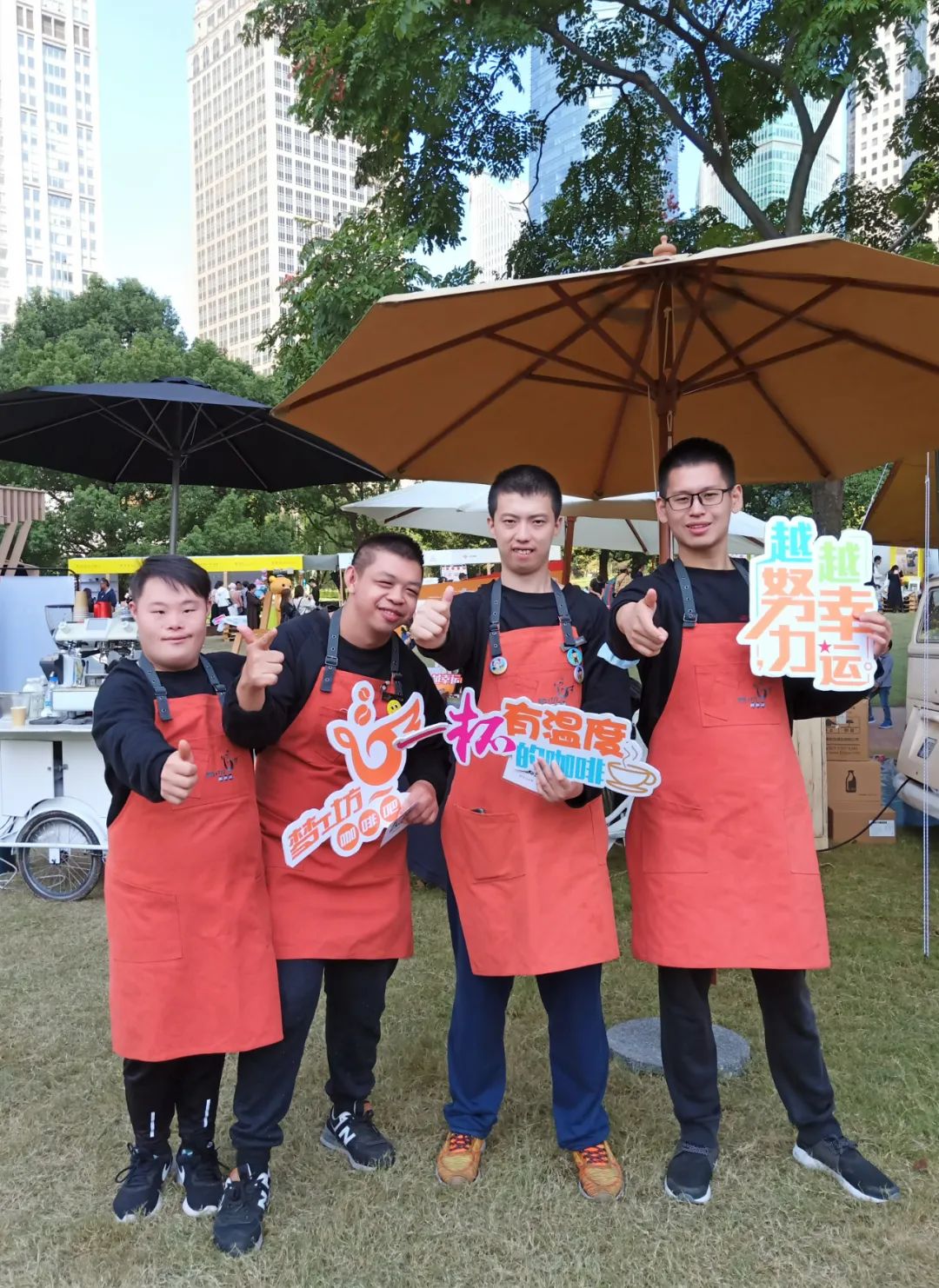 自闭症青年张知潇:“第一份工资,我买了安神补脑液给妈妈!”