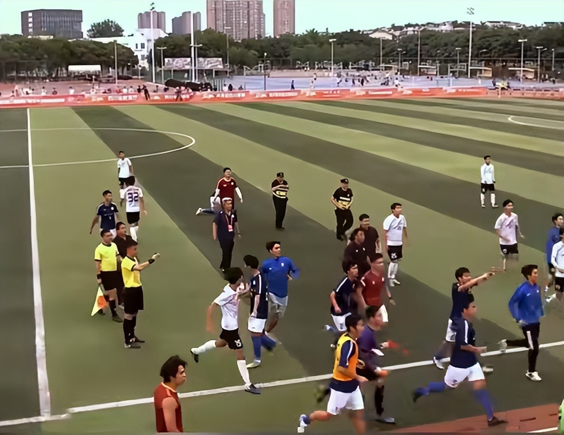 二本学生vs985学生,成都体育学院学生一脚踢倒人