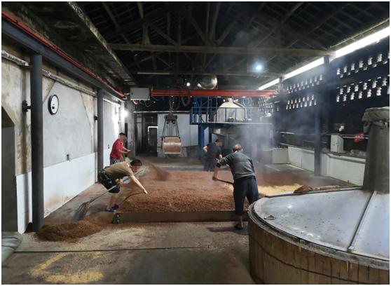 基酒加水是算假酒吗,酒厂不冒烟就没生产粮食酒