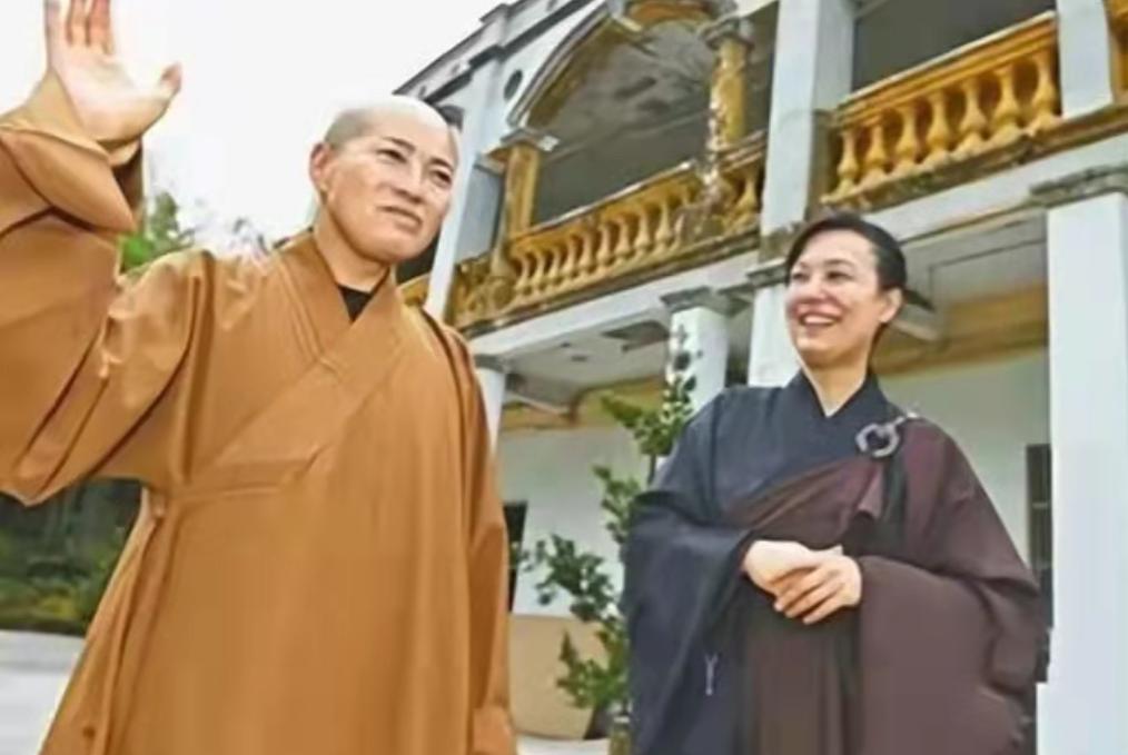 白天穿僧袍念经，晚上穿*袜丝**蹦迪：香港假尼姑如何能敛钱数千万？