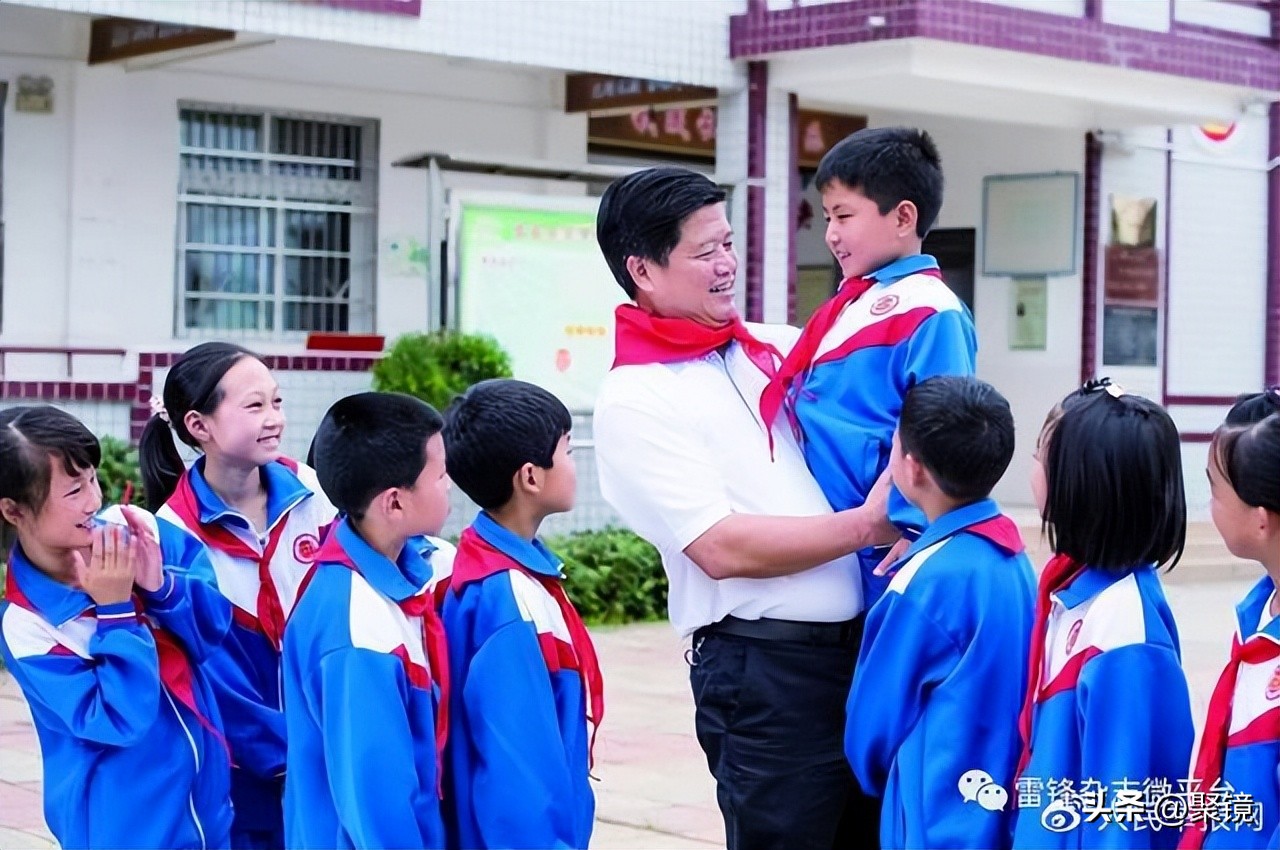 把信仰读本《雷锋》送给每一位中华儿女