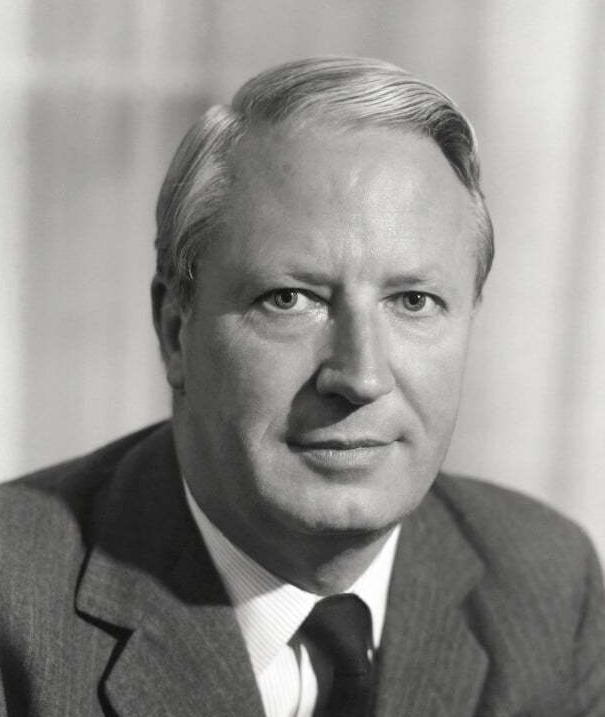 1997年香港经协商回归，期间邓公曾言：51年前，毛主席就料到此事