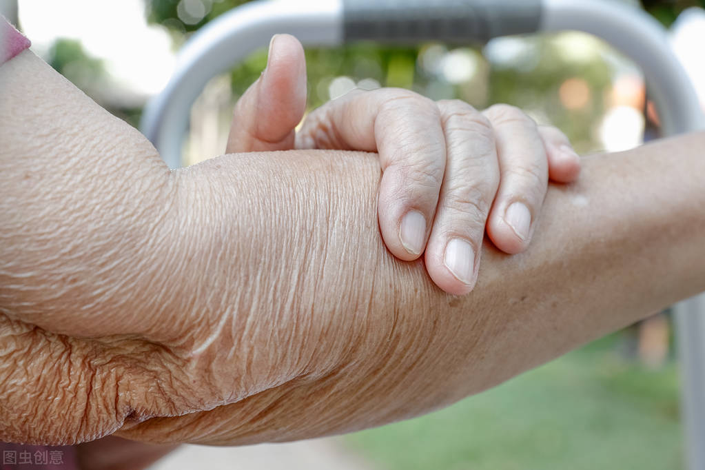 检查单上：外阴单纯性苔藓跟硬化性苔藓的区别