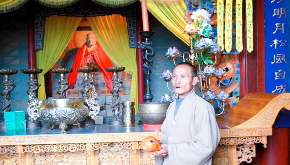 80岁老人深山发现土匪洞完整版,山西老农发现山洞